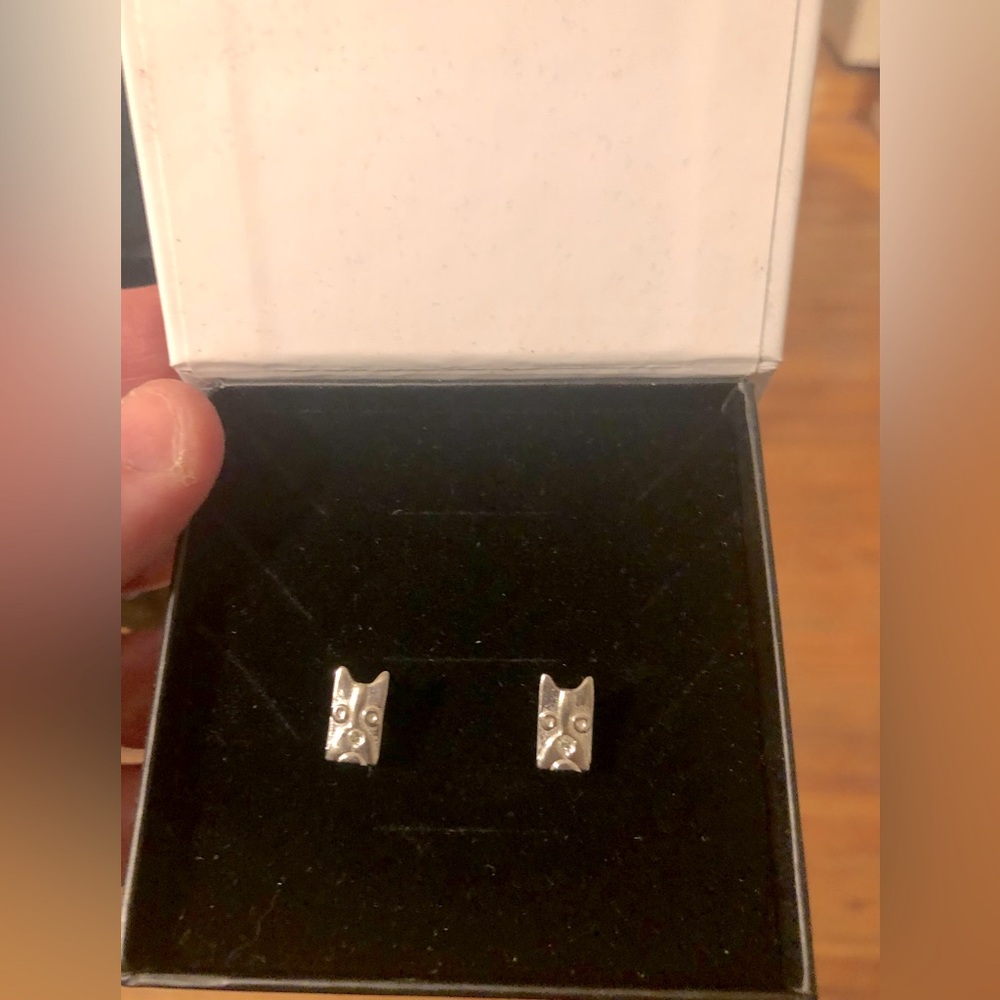 🎉🎉🎉MARC JACOBS SILVER FRENCHIE DOG STUD EARRINGS!🌟🌟🌟 - Picture 2 of 3